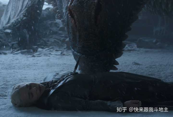然后龙妈被捅死后,龙上来的时候先是嗅了几下