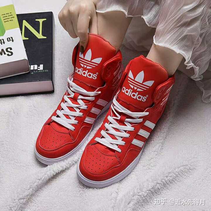 adidas有没有一款全红色的鞋子?(板鞋女生的)?