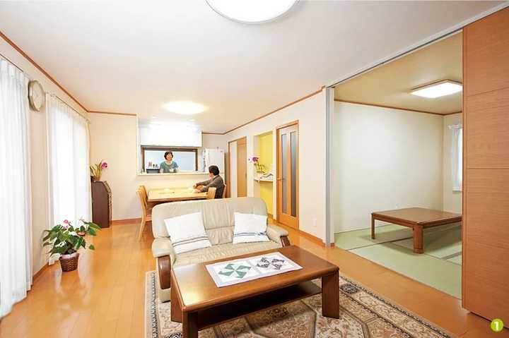 也有的日本一居室,是把卧室布置在唯一的采光面.