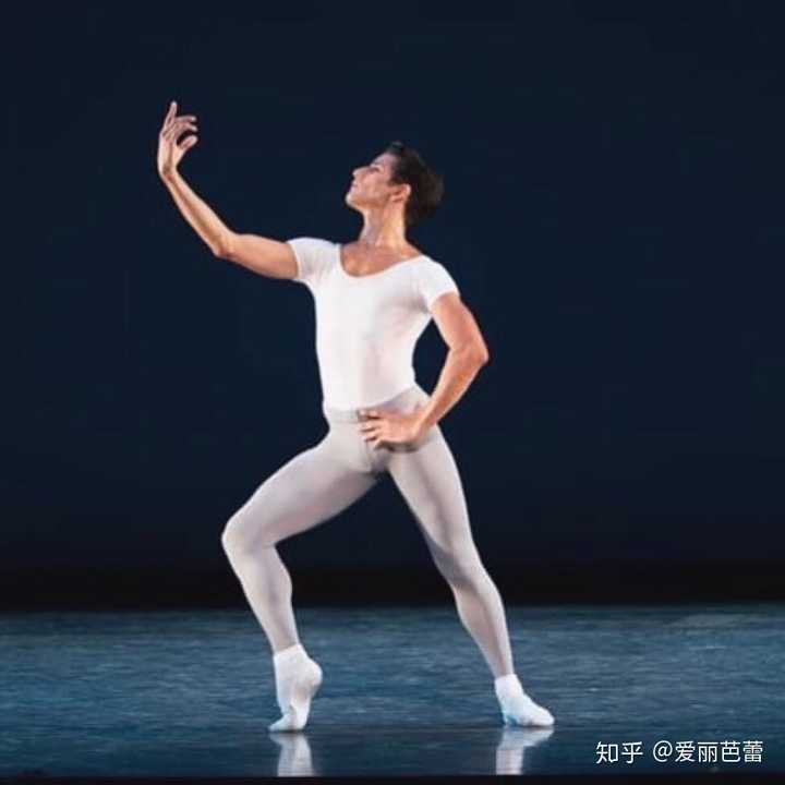跳芭蕾舞的人为啥穿白裤子?
