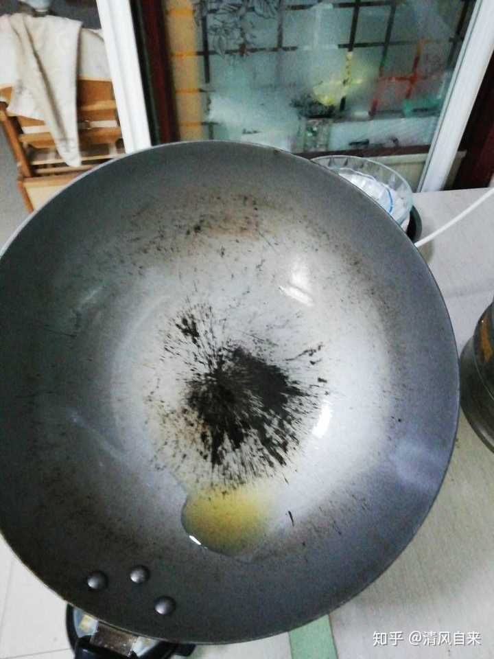 苏泊尔这个精铸铁锅为什么用了一周就好像掉漆了一样?