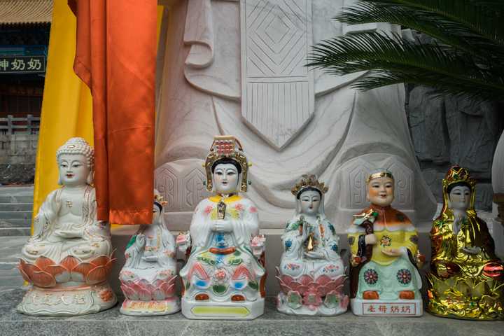 观音菩萨,西山奶奶,财神月老,他们都是相亲相爱的一家人,所以大家就和