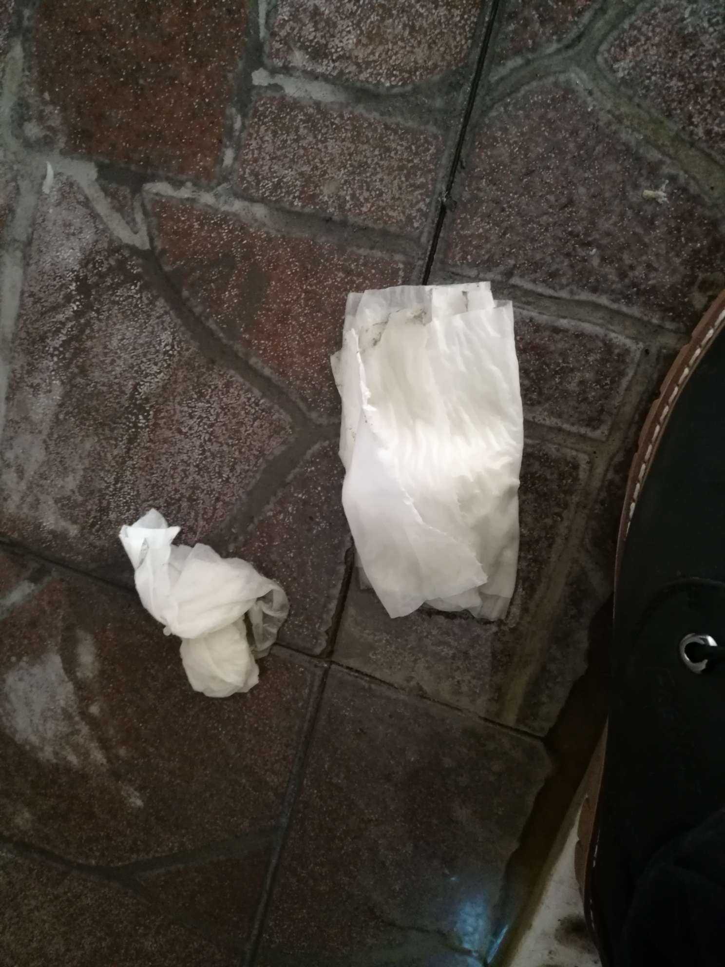 厕所蹲坑,从兜里掏纸出来掉尿液上了怎么办?