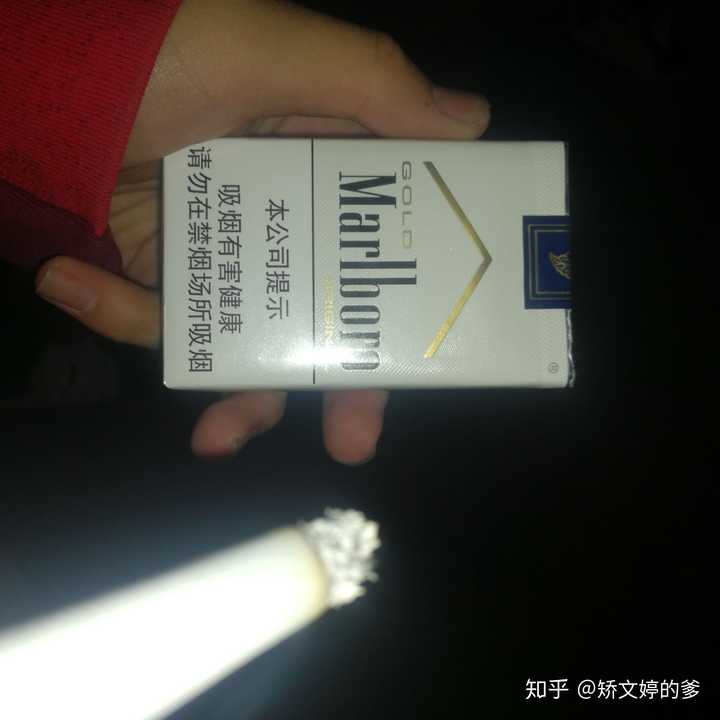 白万,张国荣生前最喜欢的烟,据说有奶香味,我没试出来