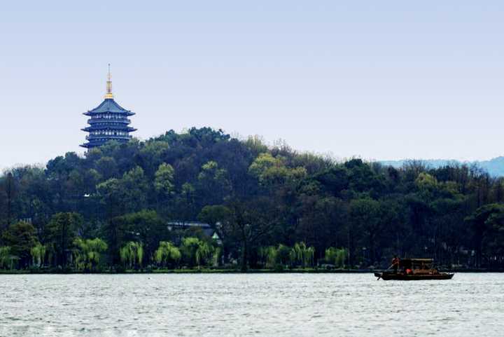 "那杭州美景盖世无双,西湖岸奇花异草四季清香 ,那春游苏堤桃红柳绿.