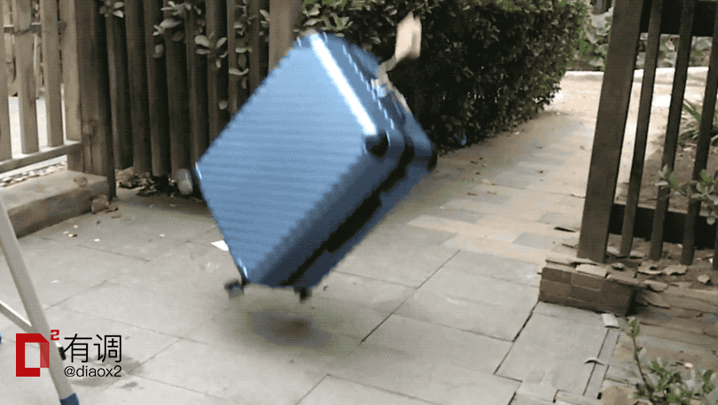 每天不停的砸箱子玩——33款旅行箱测试 在24寸行李箱评测中,为了能