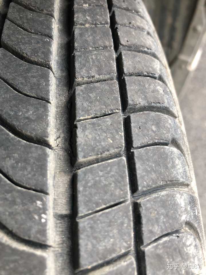 轮胎才跑了1万多公里 凹槽里面就有裂痕是什么原因?