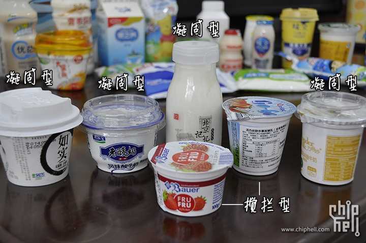 目前很流行塑料碗装的老酸奶,与传统凝固型酸奶不同的是,为了避免在