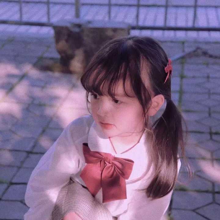 有没有穿白色衬衫,带红色蝴蝶结的小女孩头像?