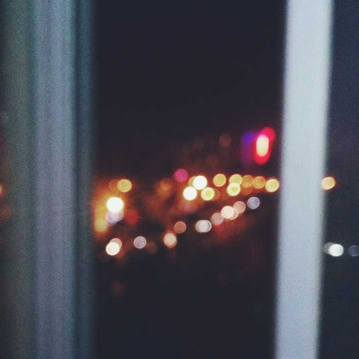 它是夜晚凭栏望去窗外的一缕光 身边的人越来越少,每个人都在忙着