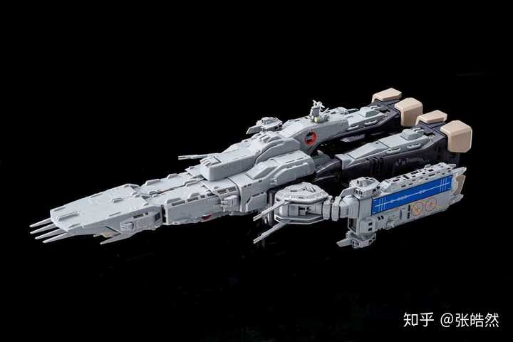 超时空要塞里大型星际战舰和萨克巨人巨无霸福特同等大小的sdf-1