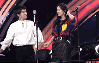 4)明日败家子时,杨幂扯华晨宇的带子,华晨宇就不怎么高兴,说了什么,把