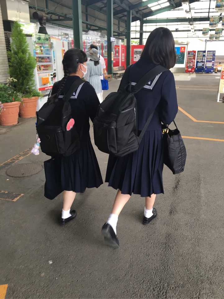 黑色的质地,长长的裙摆,没去日本之前确实心里以为日本校服像电视剧