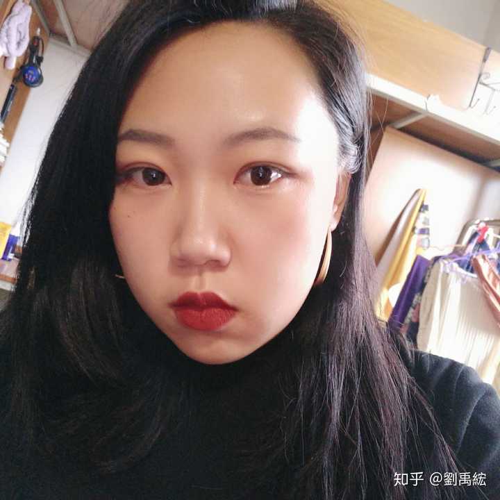 一脸苦相的容貌有何特征?