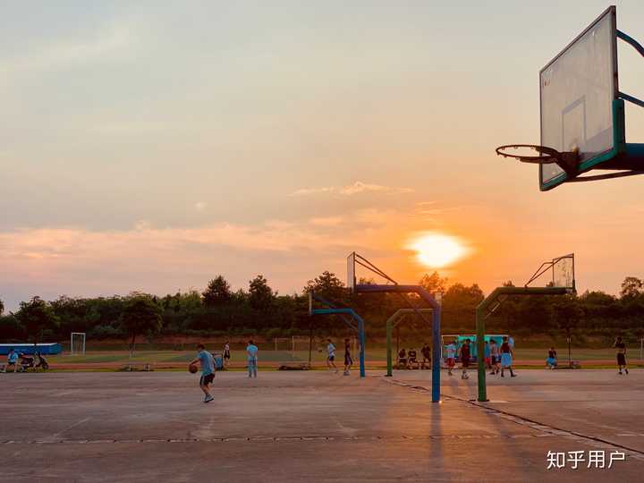 夕阳下的西区篮球场 足球场 跑道