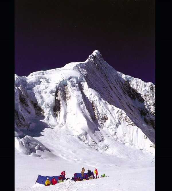 1990年11月,中日登山队联合攀登梅里雪山