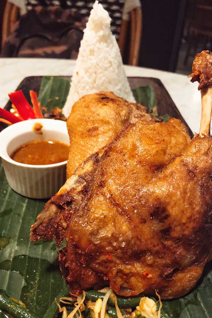 鸭腿的外皮被炸到酥脆,这种酥脆还不像是那种外面裹了面粉之后做出的
