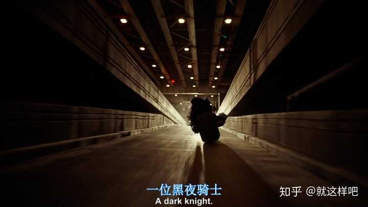 黑暗骑士承受了爱人的离去,好友的背叛,背负了所有的责任,一个人奔向