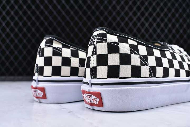 vans棋盘格侧边标应该是蓝色的还是黑色的啊?