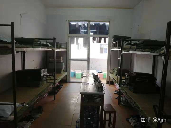 (图1是学校的澡堂 冬天洗有时候还是温水)