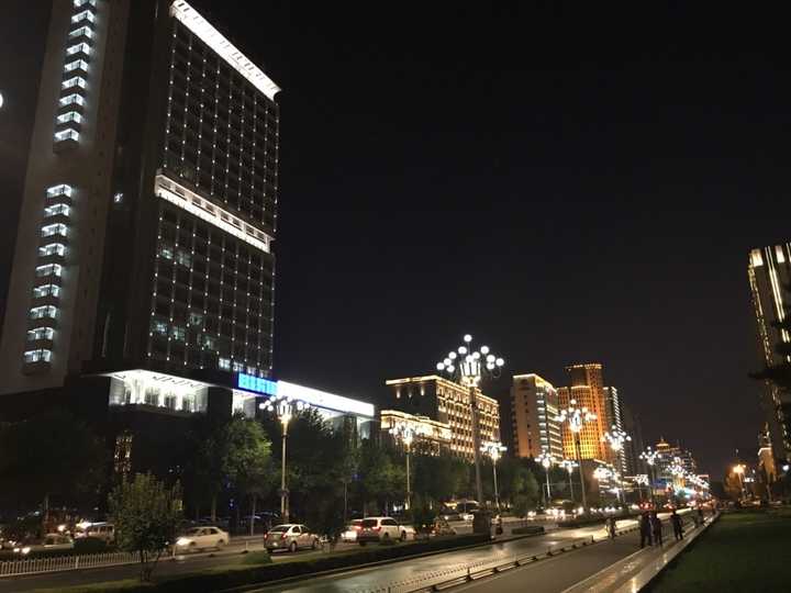 钢铁大街的夜景很美哒