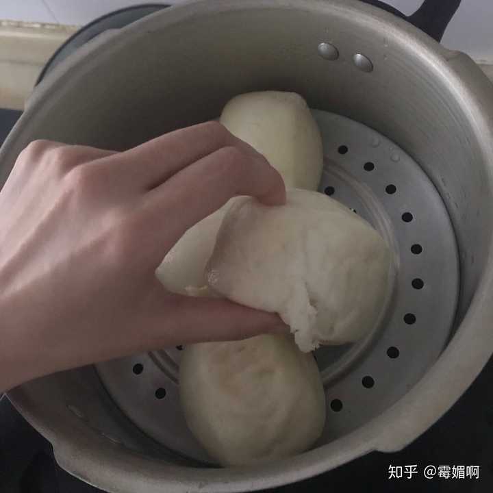 早餐馒头两个妈妈自制和杂粮粥枇杷 几颗红枣