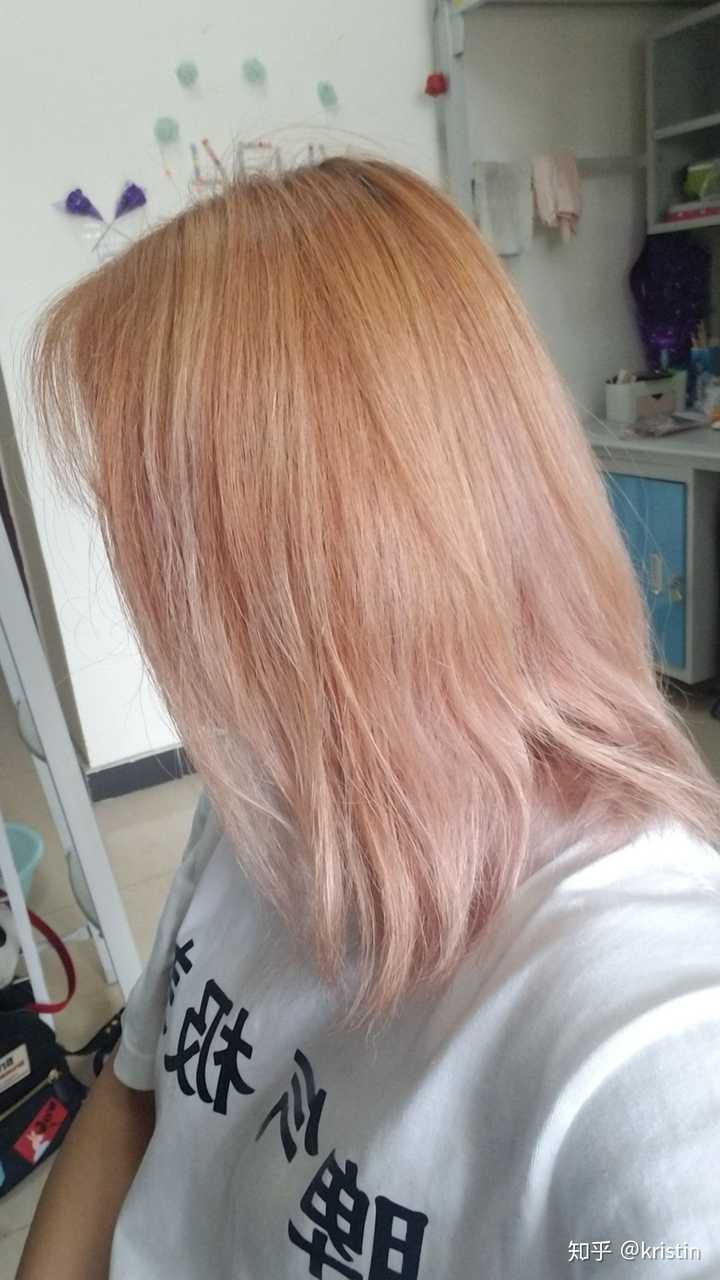 当时理发师告诉我,这种浅色的头发掉色很快,让我有心理准备,他说可能