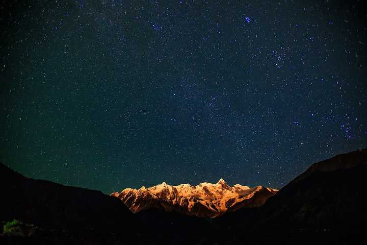 傍晚可以拍到星空下的南迦巴瓦,星河旋转,浩瀚而神秘.