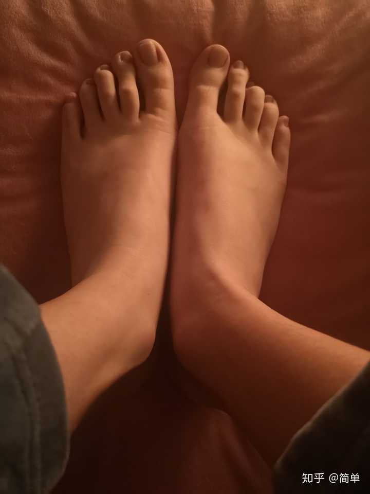 然后就是会被班里男生比脚!俩jiojio伸一起,哦卧槽,一样大!惊不惊喜!