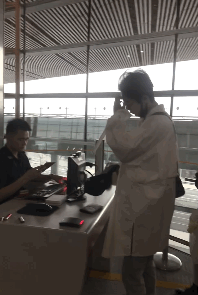 帅哥在线撩头发