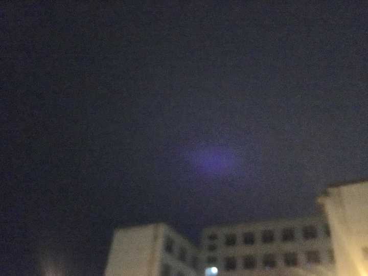 大家如果看不清就把亮度调最亮就能看见一个紫色的空洞 我是个大学生