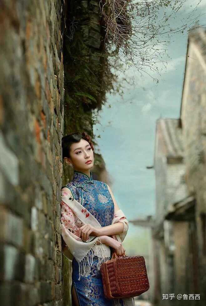简单说说旗袍的历史,旗袍是清代的旗人之袍,是贵族的衣饰.