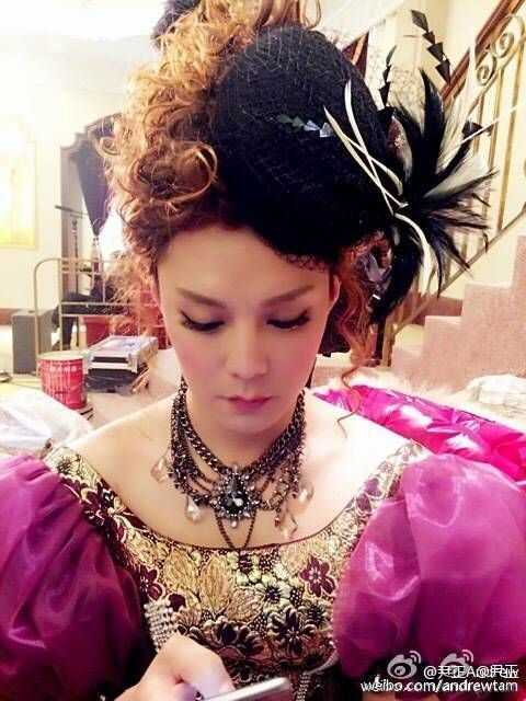 而且反串对一个演员来说,并不代表本性偏女性化好吧,反而说明戏路宽.