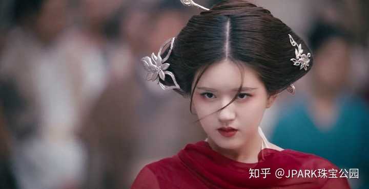 如何评价《传闻中的陈芊芊》中赵露思红衣造型?