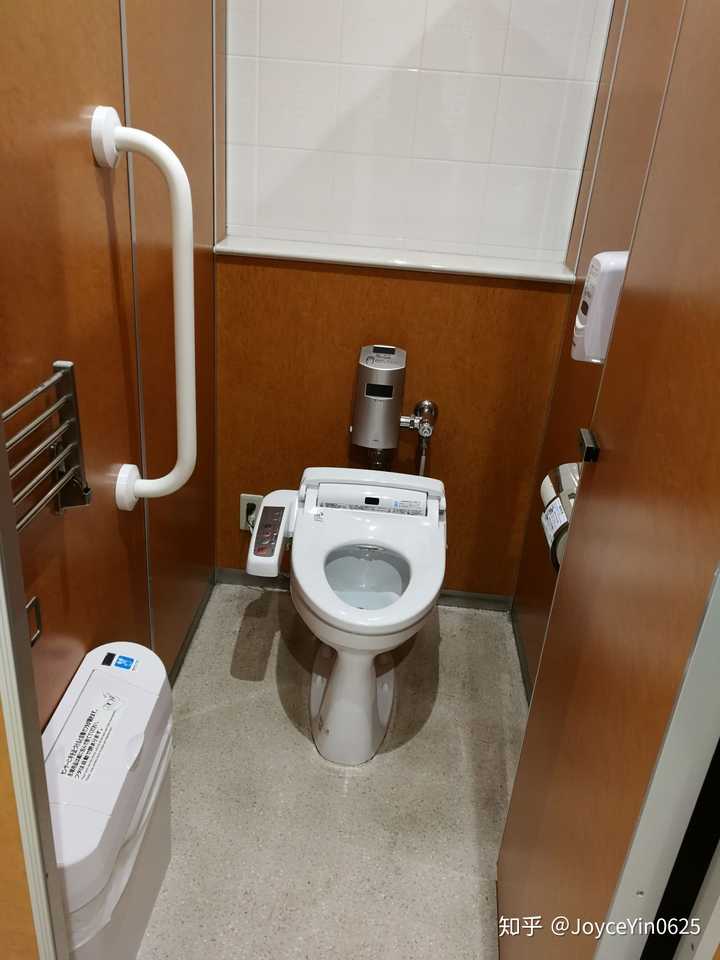 如何看待在公共厕所用马桶时踩在上面?