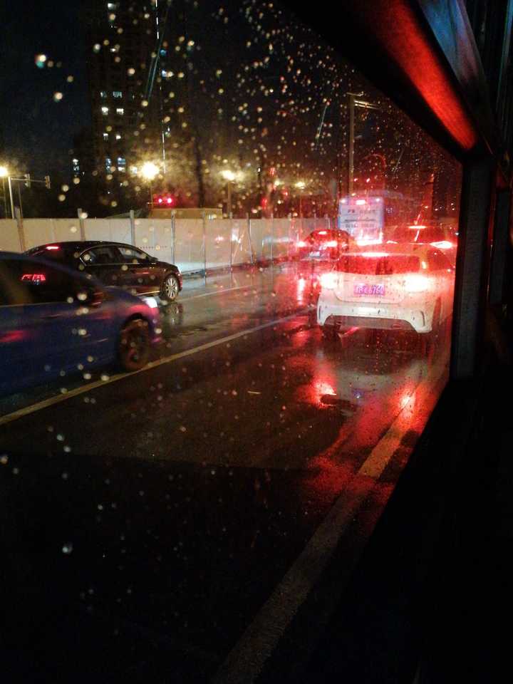 下雨时在公交车上拍的