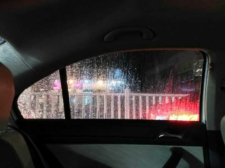 下雨在车里拍的