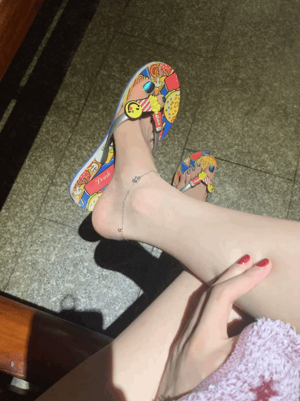 夏天穿肉色丝袜有何意义?