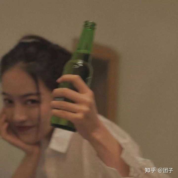 有没有举着酒瓶或者酷女孩的头像呀?