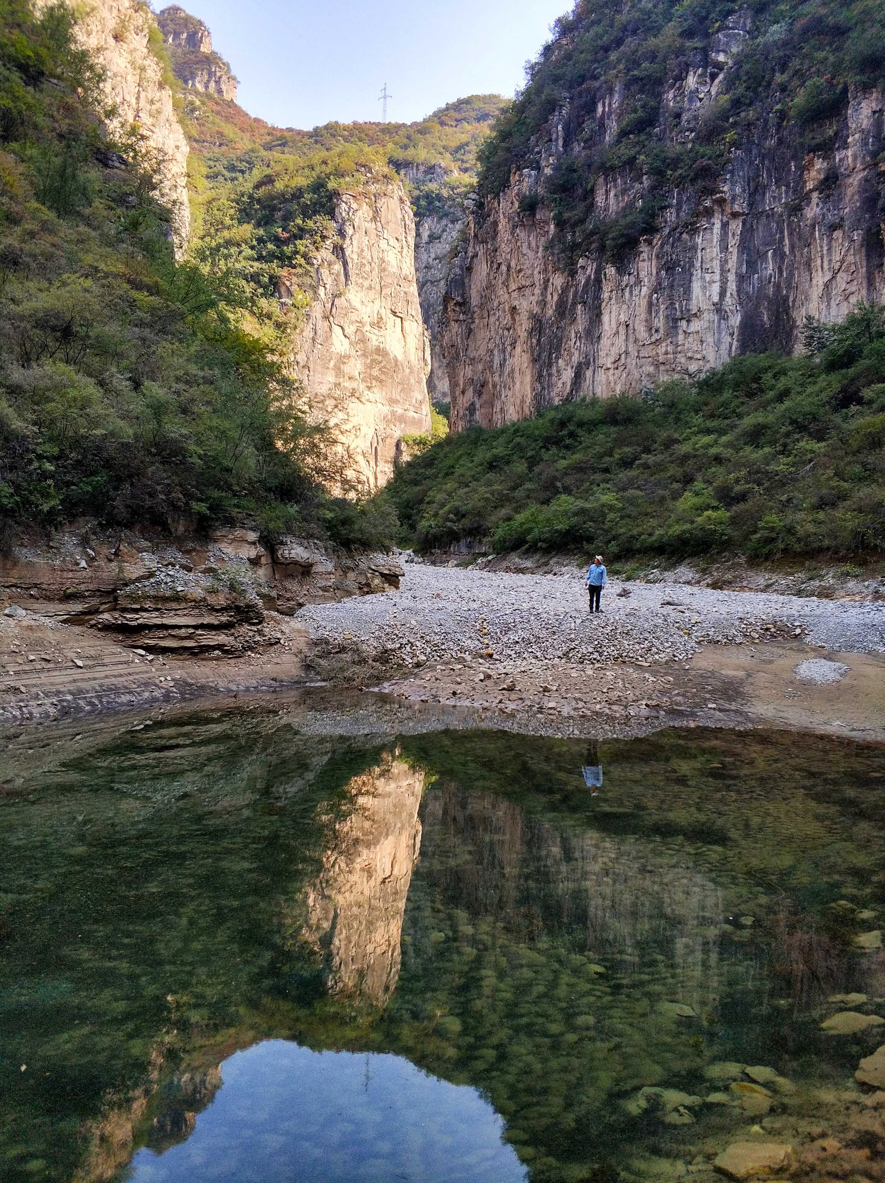 回源头村背后的山谷里,当年的蓄水池仍然流淌着清凉的山水.