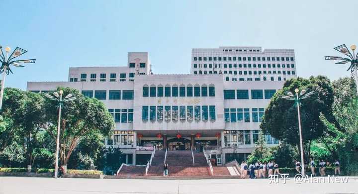 新疆师范大学周边有什么好吃的或者好玩的地方?
