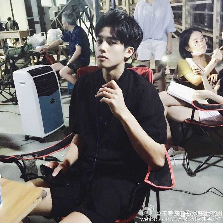 求一些宋威龙日常自然的照片鸭 不要那种精修过的没有
