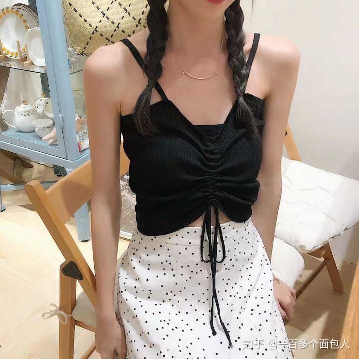 大学上课,女生穿吊带裙吊带衫,一字肩合适吗?