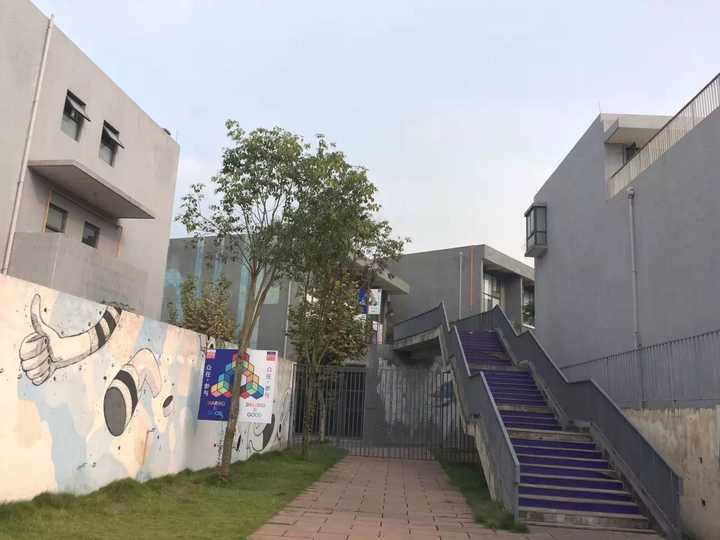 蓝顶艺术区,其实没啥好逛的.