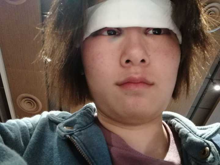 一个大二学生 长得丑 脸上出油 胖 家境不好 朋友少 好自卑 我不知道