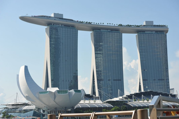 金沙酒店是新加坡地标建筑,屋顶的无边际泳池更是网红打卡地.