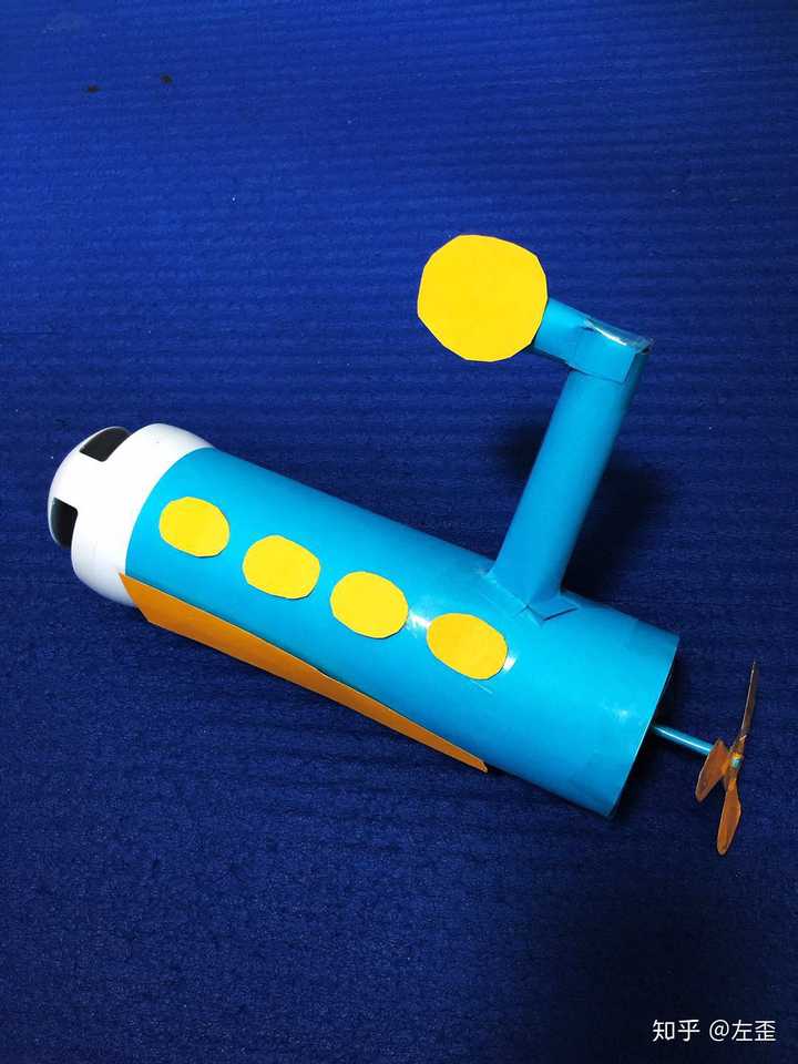 利用瓶子做成的手工潜水艇玩具
