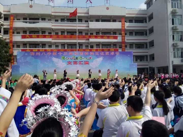 运动会三天 每年八中搞活动都是天晴 唯独今年艺术节下了雨 艺术节很