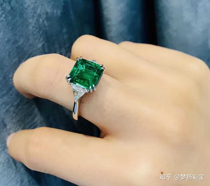 两边配三角钻石的经典款祖母绿戒指