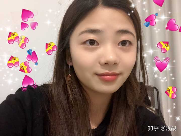 有没有那种单眼皮小眼睛塌鼻梁厚嘴唇但还挺好看的女生?